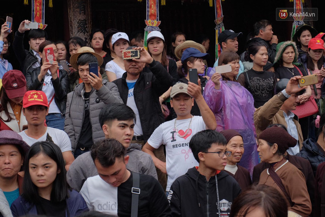 Người dân chen chân hứng nước thánh ở động Hương Tích trong ngày khai hội chùa Hương